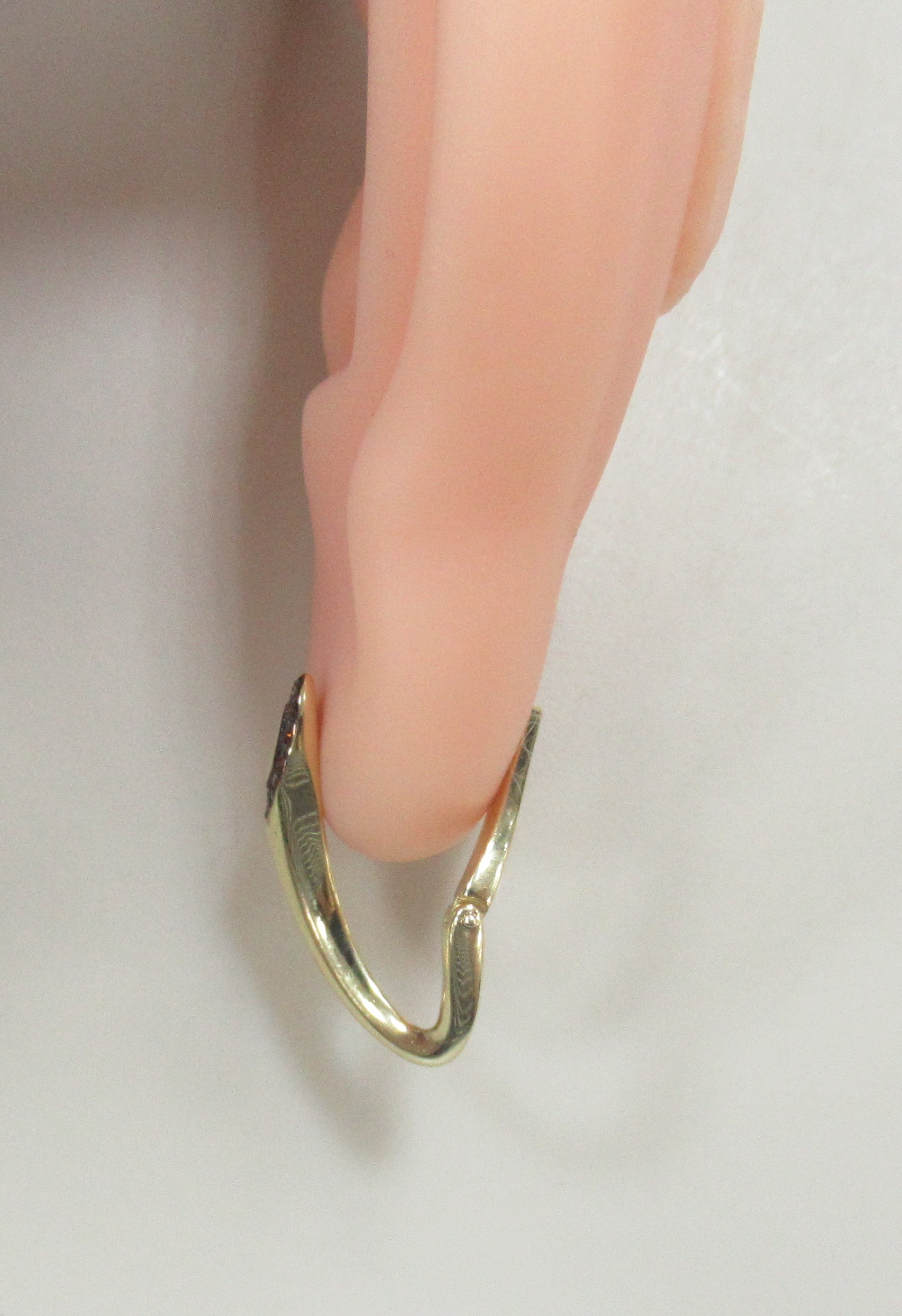 Серьги из желтого золота с оранжевыми бриллиантами